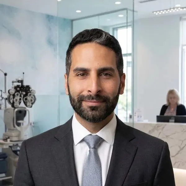 Portrait du Dr Yoni Gozlan, chirurgien-ophtalmologue à Paris 16e