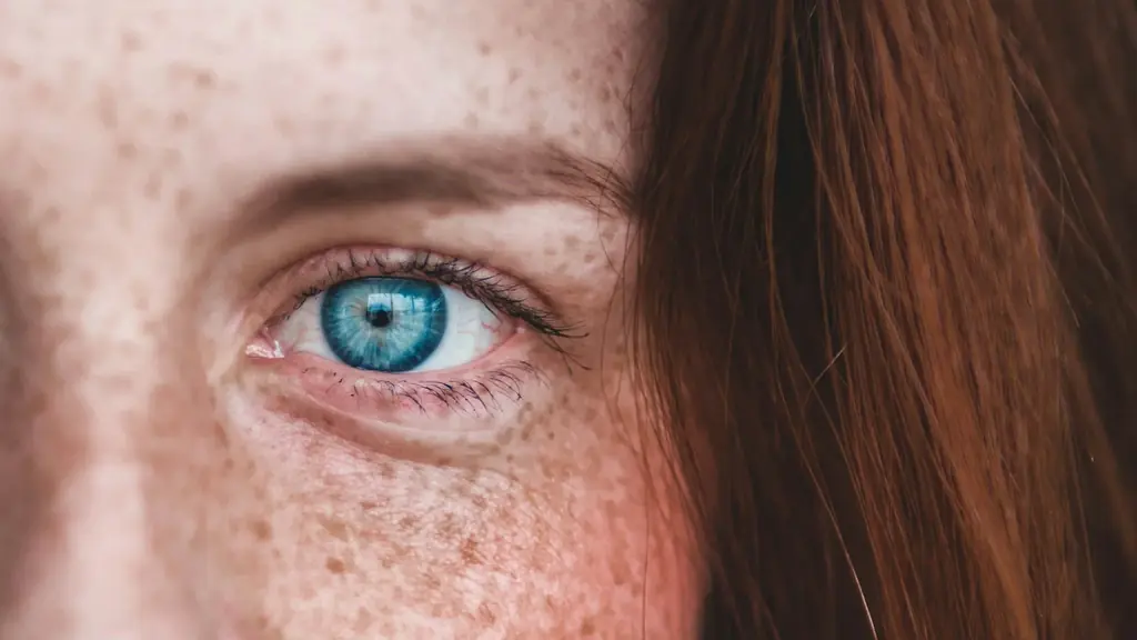 Gros plan d’un œil bleu au regard clair, illustration de la couleur de l’iris