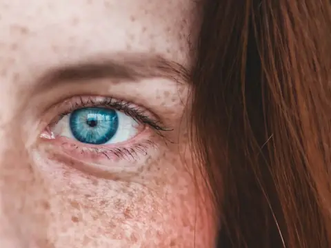 Gros plan d’un œil bleu, illustration de la couleur de l’iris